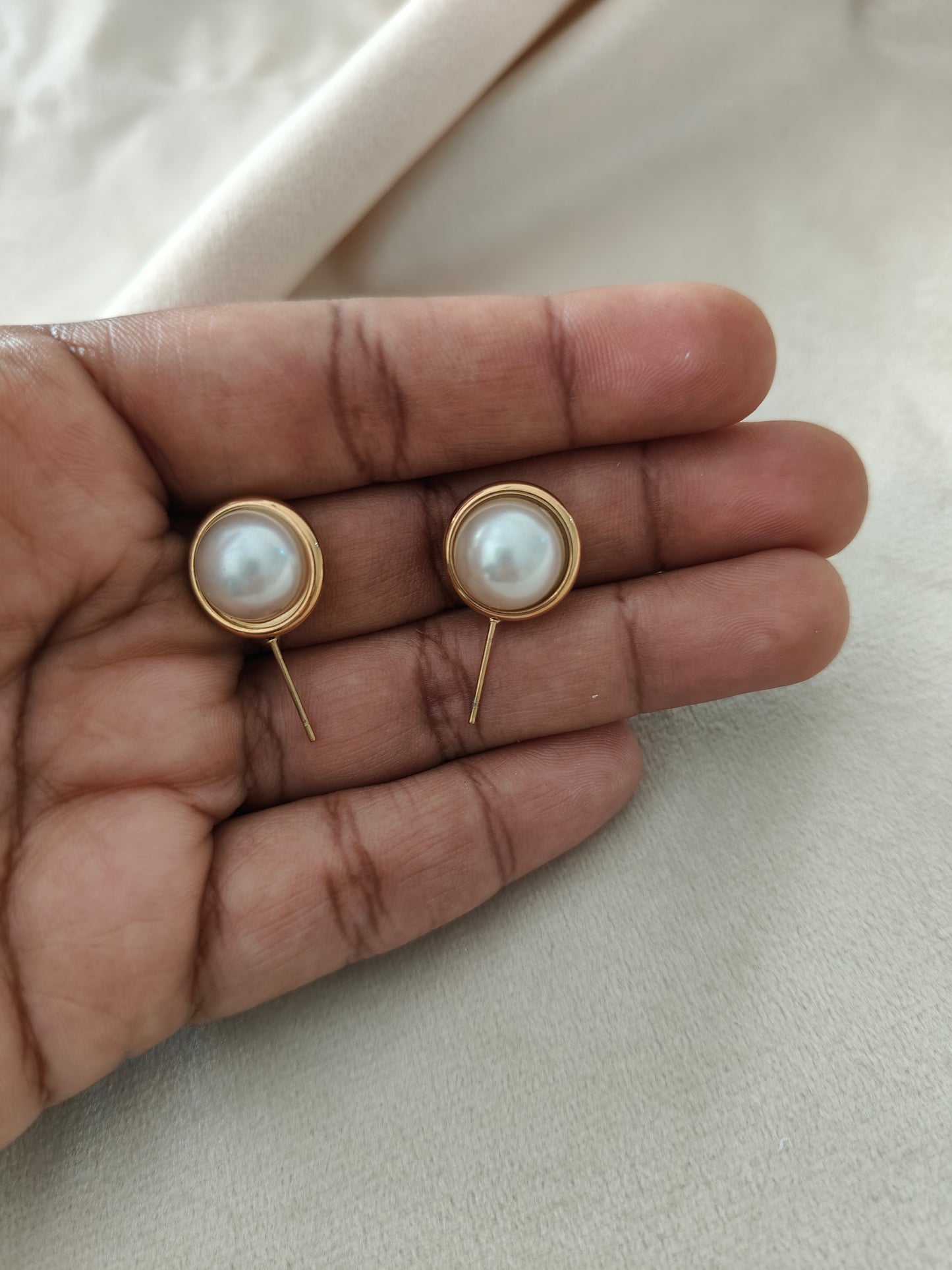 Pearl side stud