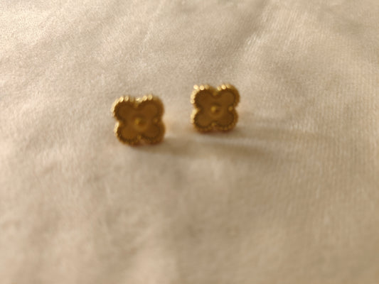 Gold flower stud