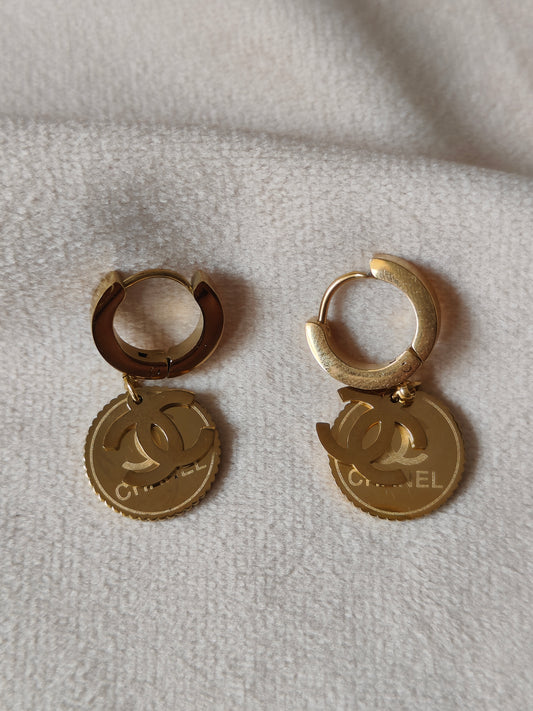 Medallion Monogram Drop