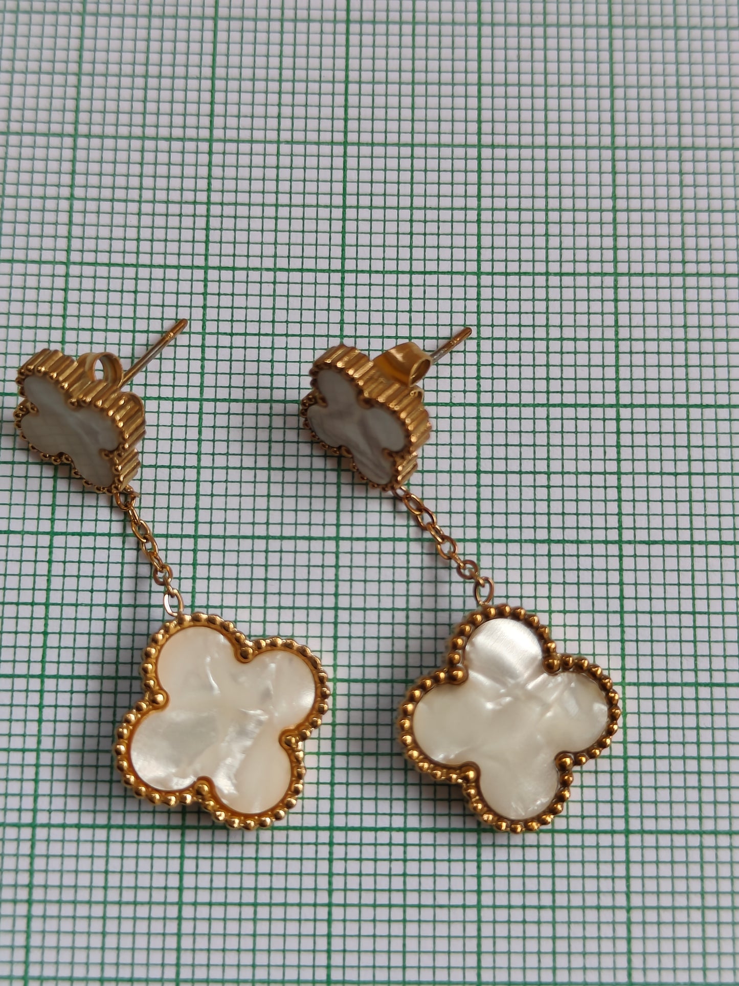 White Crystal Clover Drop