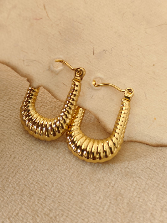 Radiant Ribbed Charm